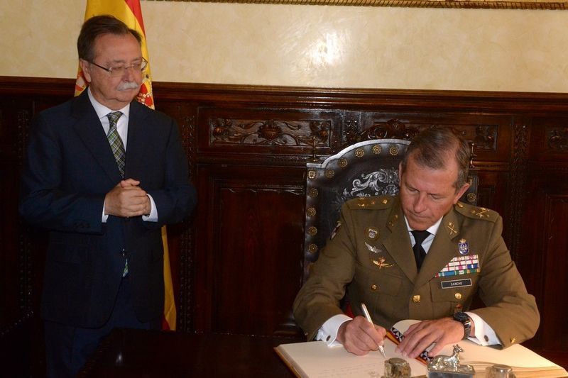 Vivas con el comandante general tras la firma en el Libro de Honor.