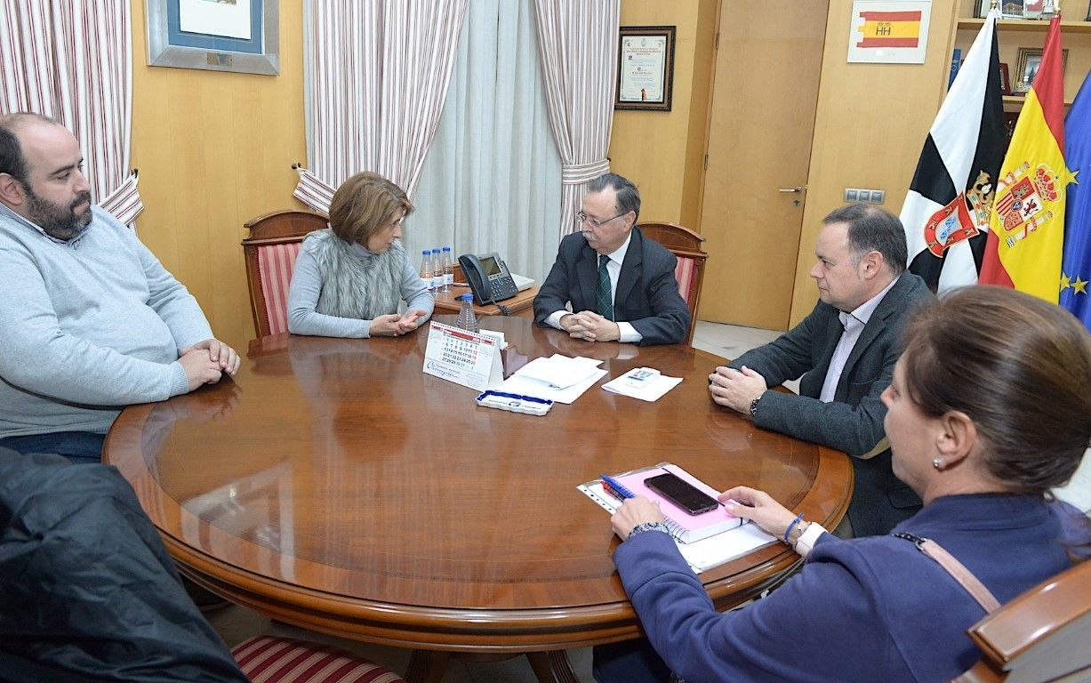 Vivas recibe al Consejo de Hermandades y Cofradías