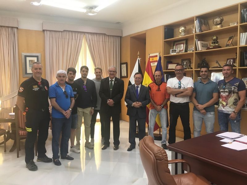 Vivas recibe a los bomberos que rescataron a los siete inmigrantes del vehículo “patera”.