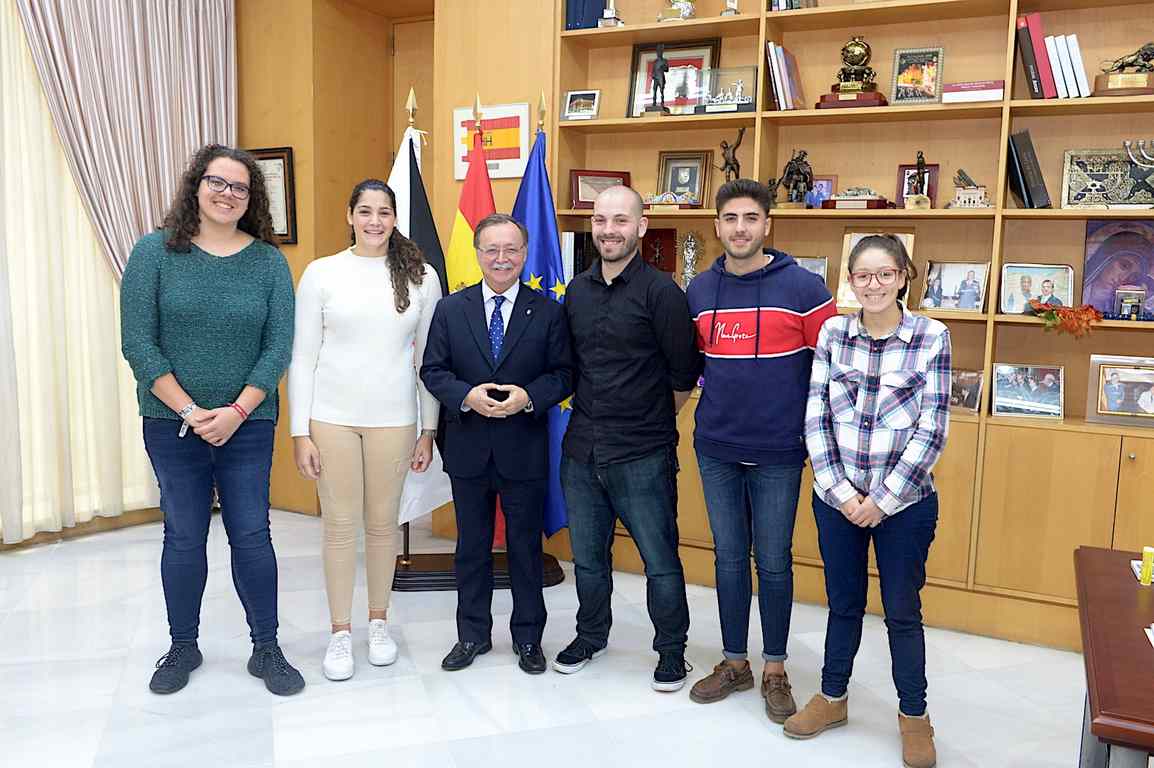 Juan Vivas trata con el presidente del Consejo de la Juventud de España la construcción de un albergue juvenil