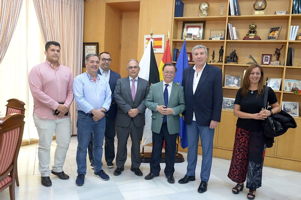 Juan Vivas recibe a la junta directiva del Centro Comercial Abierto