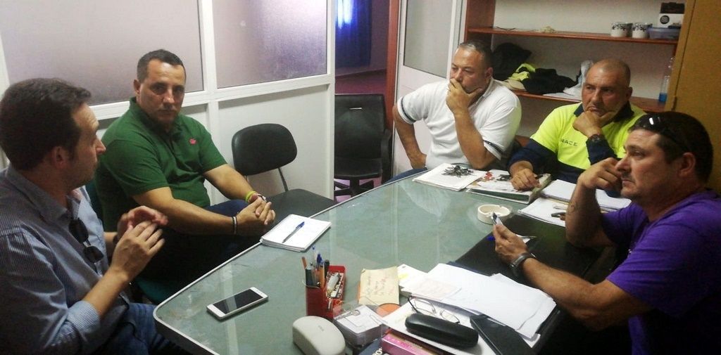  El diputado de la Asamblea, Juan Sergio Redondo, acompañado por los asesores parlamentarios David Castellanos y David Romero
