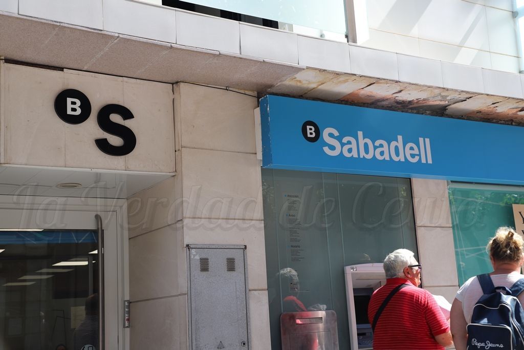 Correos facilitará el acceso a dinero efectivo a los clientes del Banco Sabadell en toda España