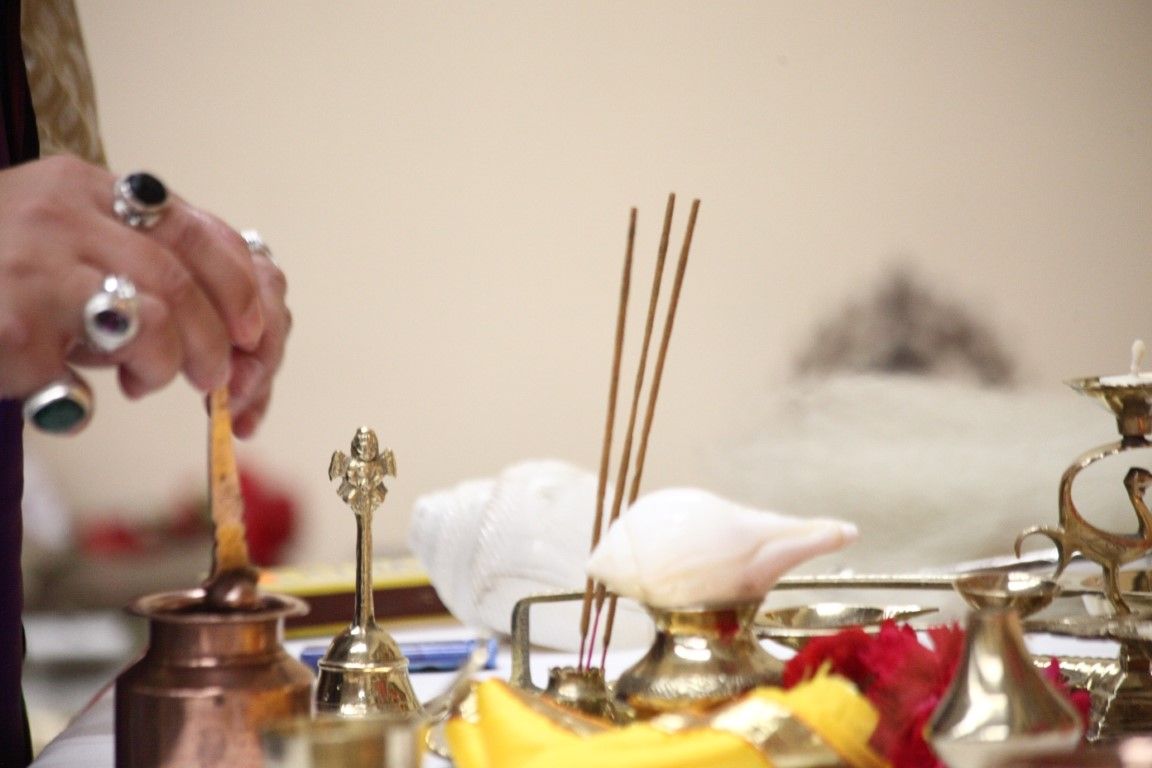 Purificando los articulos para la ceremonia de Arati