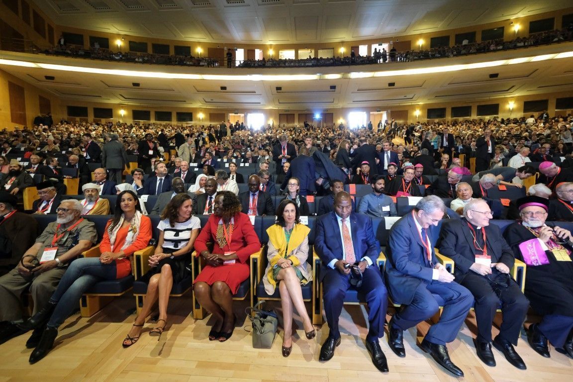 Fila de autoridades asistentes, la ministra Margarita Gil Robles, la Vicealcaldesa de Madrid, Begoña Villacis.