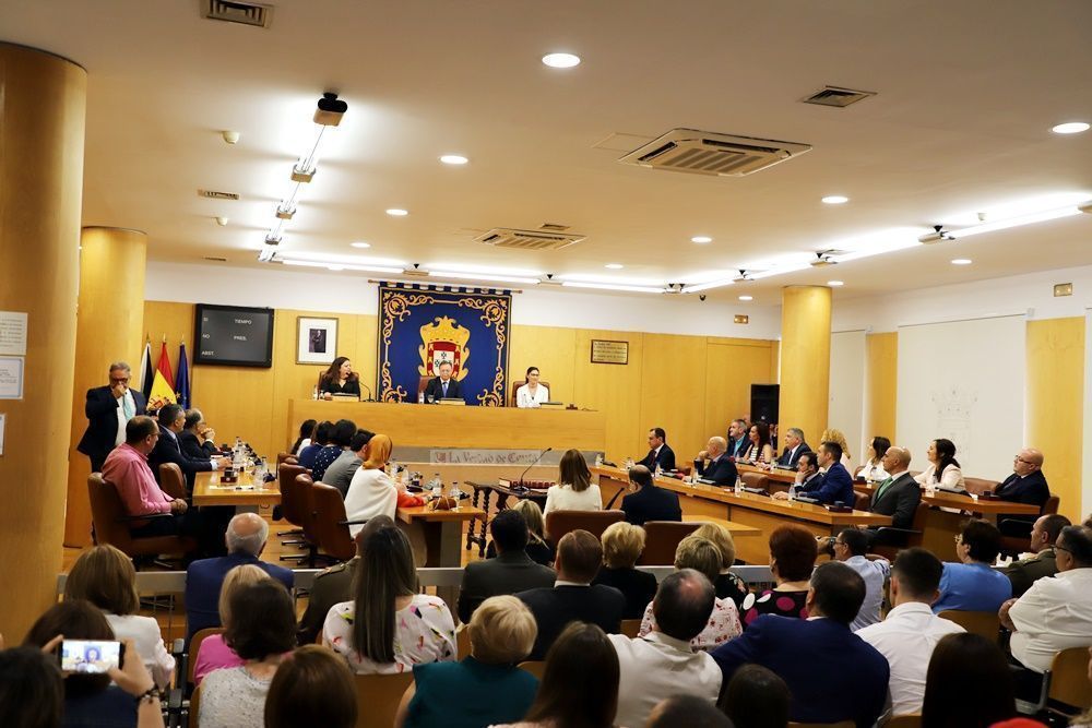 Vivas reelegido presidente en una sesión constitutiva donde el PSOE se hace con la Vicepresidencia Primera.