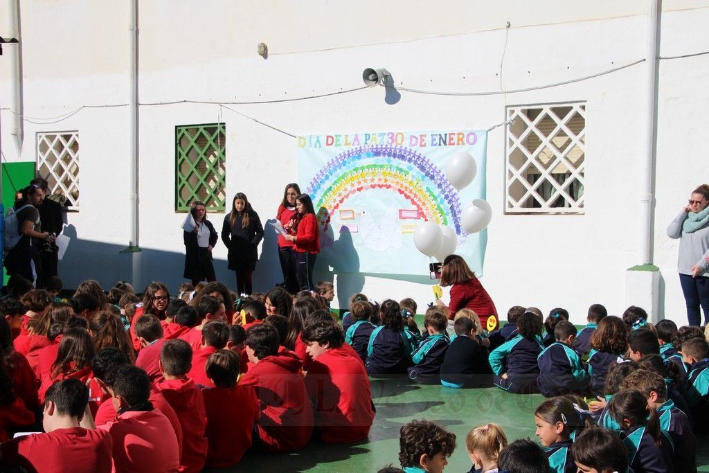 Santa María de Micaela reúne a todos sus alumnos para celebrar el día de La Paz