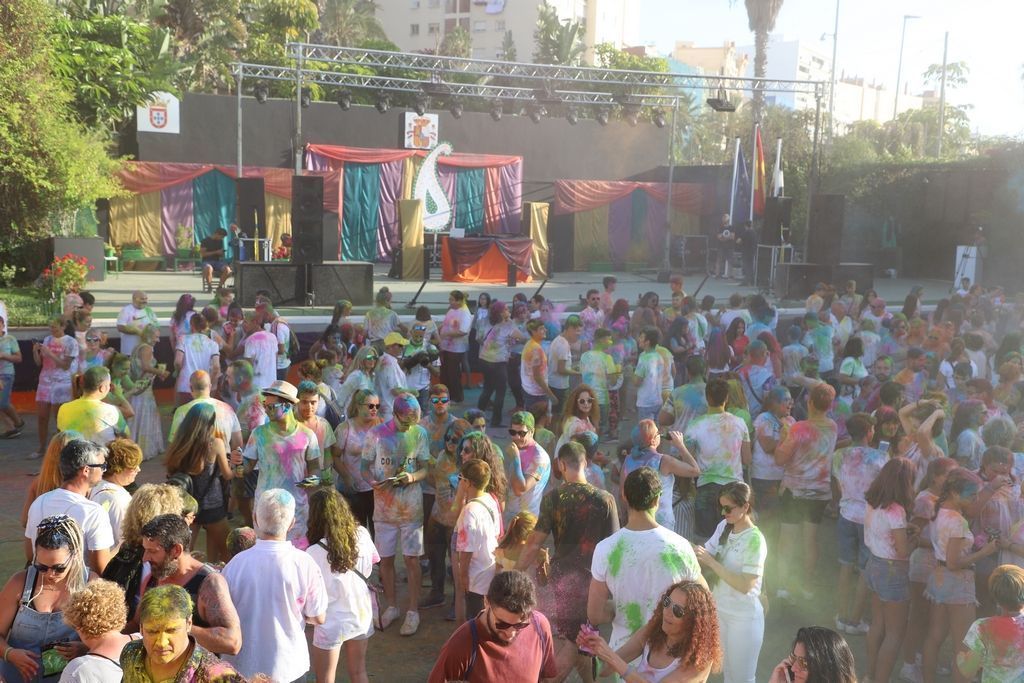 Los colores inundan la Marina con el Festival Holi .