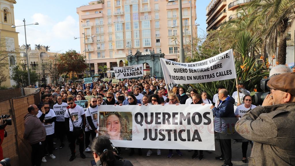 Unas 200 personas claman “justicia” por Vanesa desde Juan XXIII hasta las puertas de la Delegación del Gobierno.