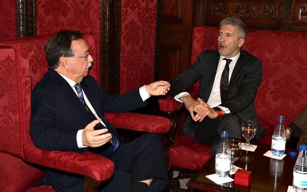 Vivas pide “socorro” al ministro de Interior durante su visita en Ceuta.