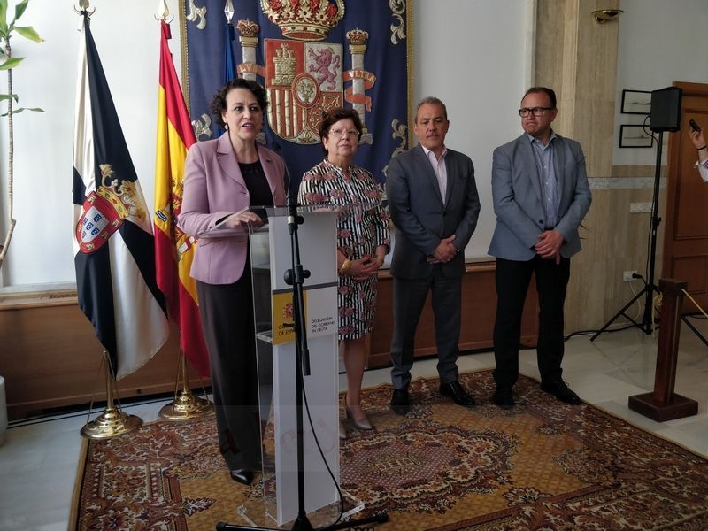 Magdalena Valerio, , junto a la delegada del Gobierno de la Ciudad Autónoma, Salvadora Mateos.