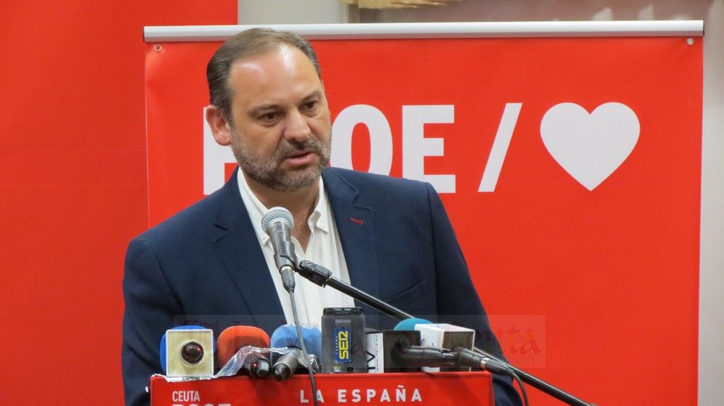 Ábalos destaca el compromiso para acabar con la incertidumbre regulatoria del sector de la automoción