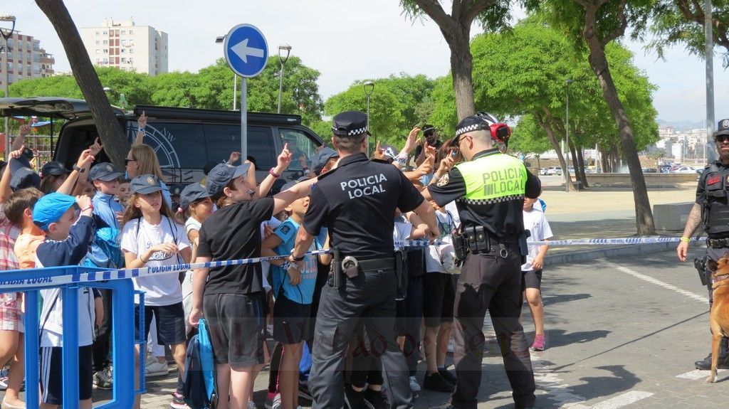 Decenas de escolares disfrutan las Jornada de Puertas Abiertas de la Policía Local