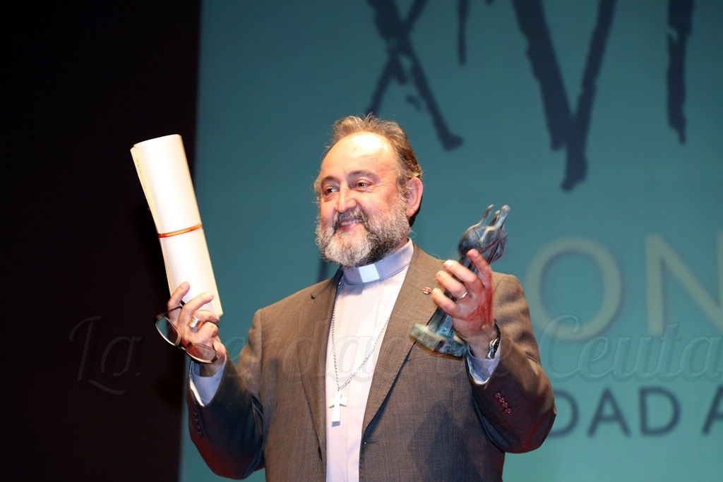 Juan José Aguirre recibe muy agradecido el Premio Convivencia