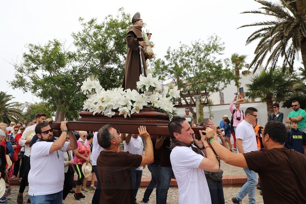 San Antonio vive su particular romería en honor al Santo .