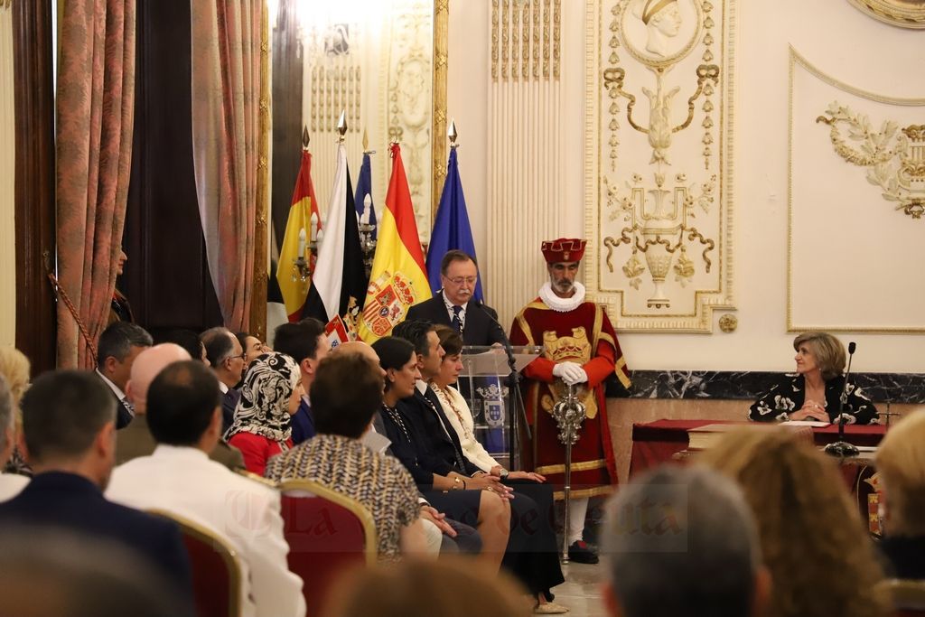 Vivas es investido presidente con la presencia de la ministra Carcedo y la ausencia de Vox y Caballas.