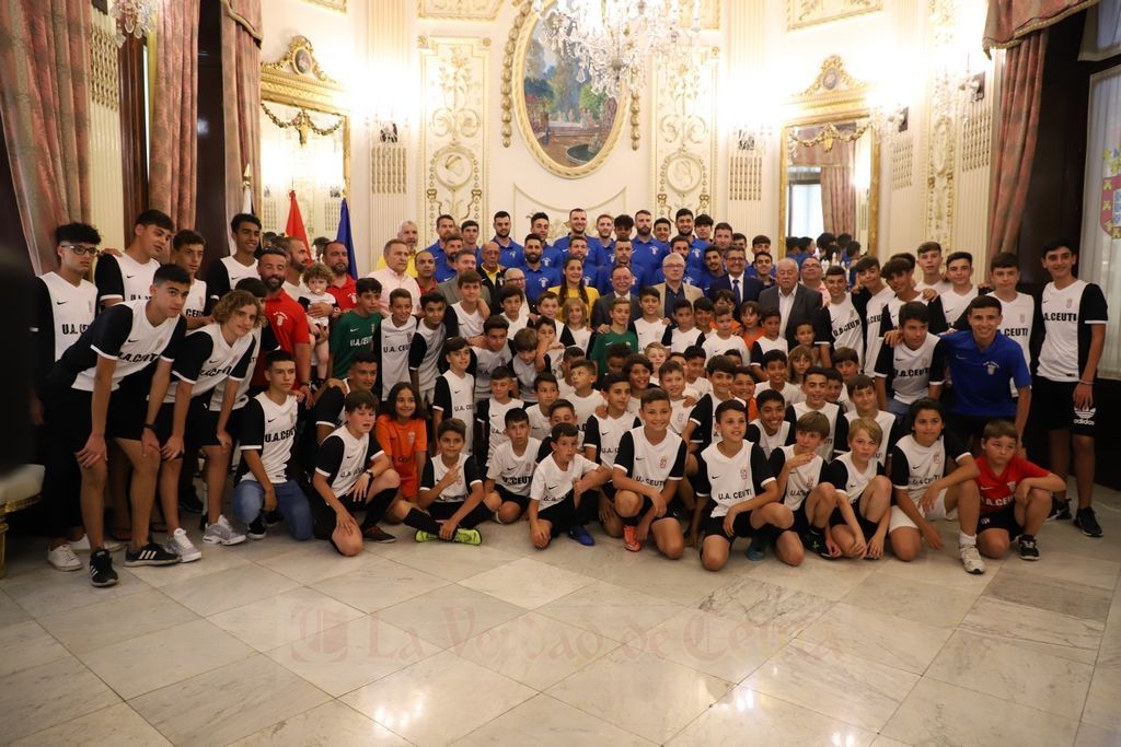 El presidente Juan Vivas recibe y felicita a la UA Ceutí.