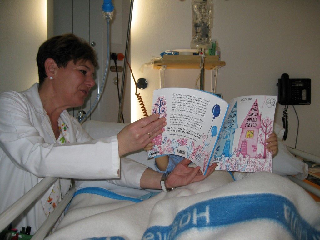 El Hospital Universitario celebra el Día del Libro con los más pequeños