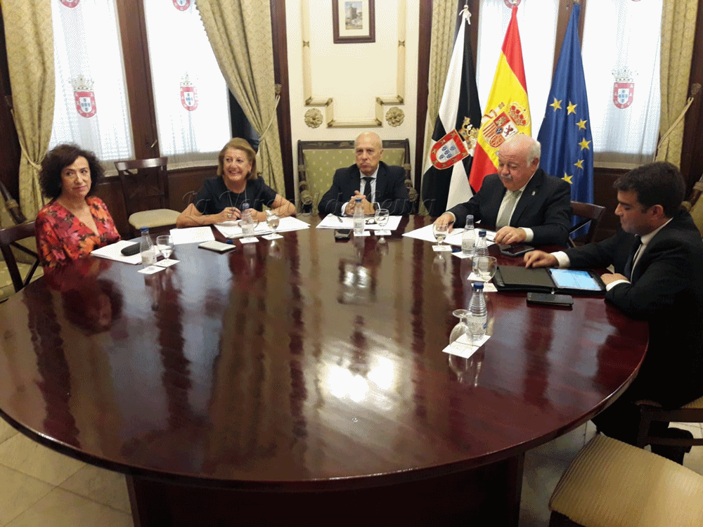 El consejero de Salud de la Junta de Andalucía, Jesús Aguirre, se ha reunido con el consejero de Sanidad de la Ciudad Autónoma de Ceuta, Javier Guerrero