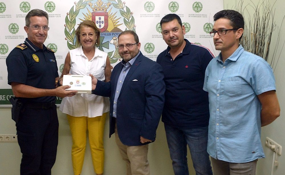 Entregan a la Policía Local un lector de microchip para mejorar la identificación de animales perdidos o abandonados