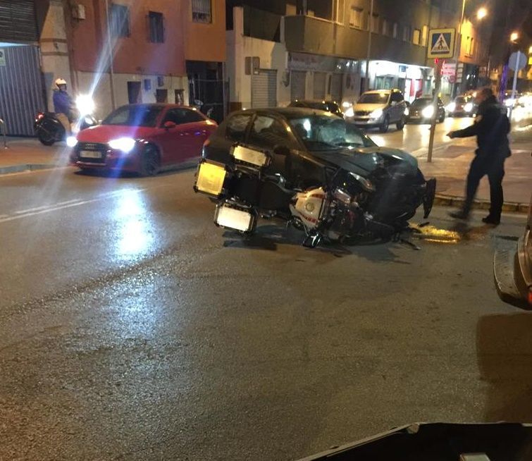 Accidente de tráfico en playa Benítez. Foto cedida