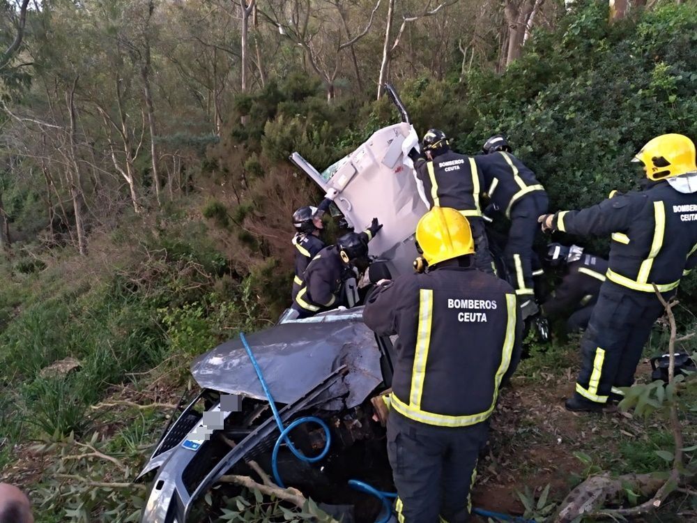 Imagen del accidente que ha tenido lugar en la mañana de este jueves en la curva de la Viuda, en García Aldave.