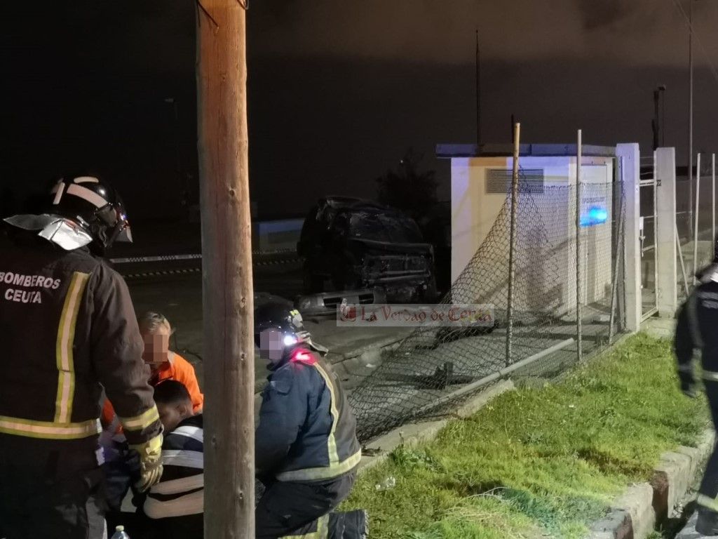 Un aparatoso accidente deja cuatro heridos, dos de ellos de gravedad, en la bajada del Serrallo