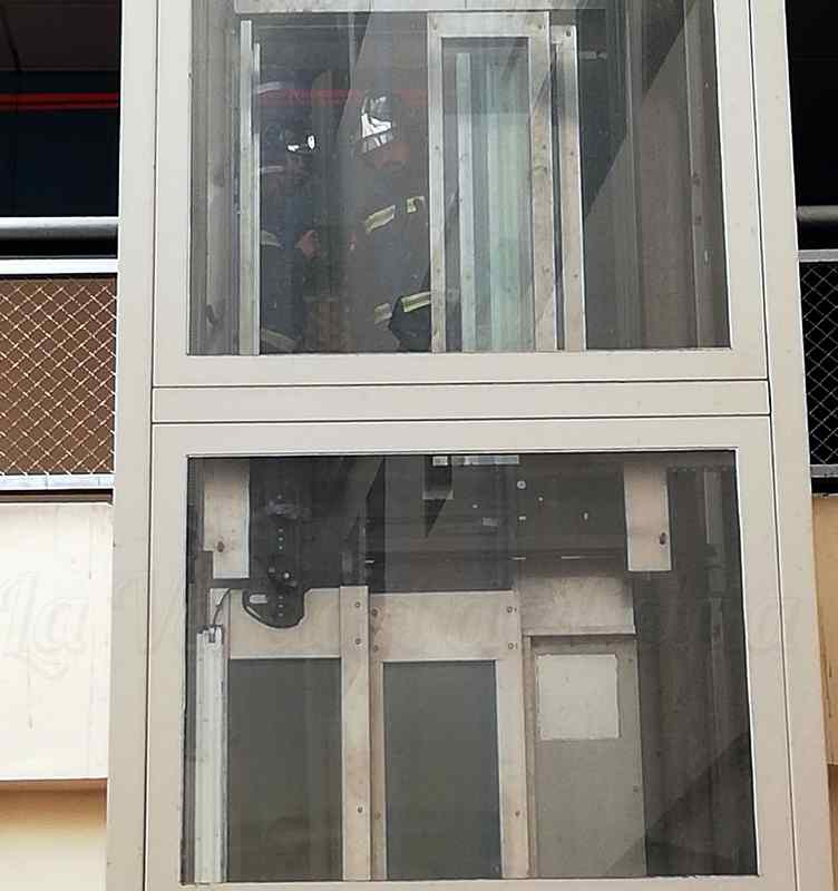 Bomberos rescata a una pareja del ascensor del Mercado después de una hora y tras quedarse sin luz