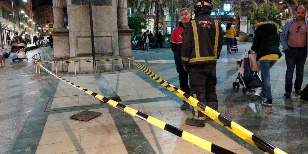El SEIS acude a la plaza de los Reyes avisados por un humo que salía de un registro