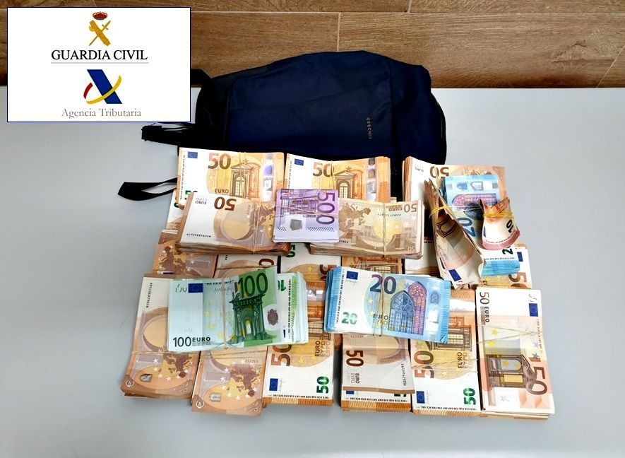 Detenido por llevar 132.000 euros cuya procedencia no pudo demostrar.