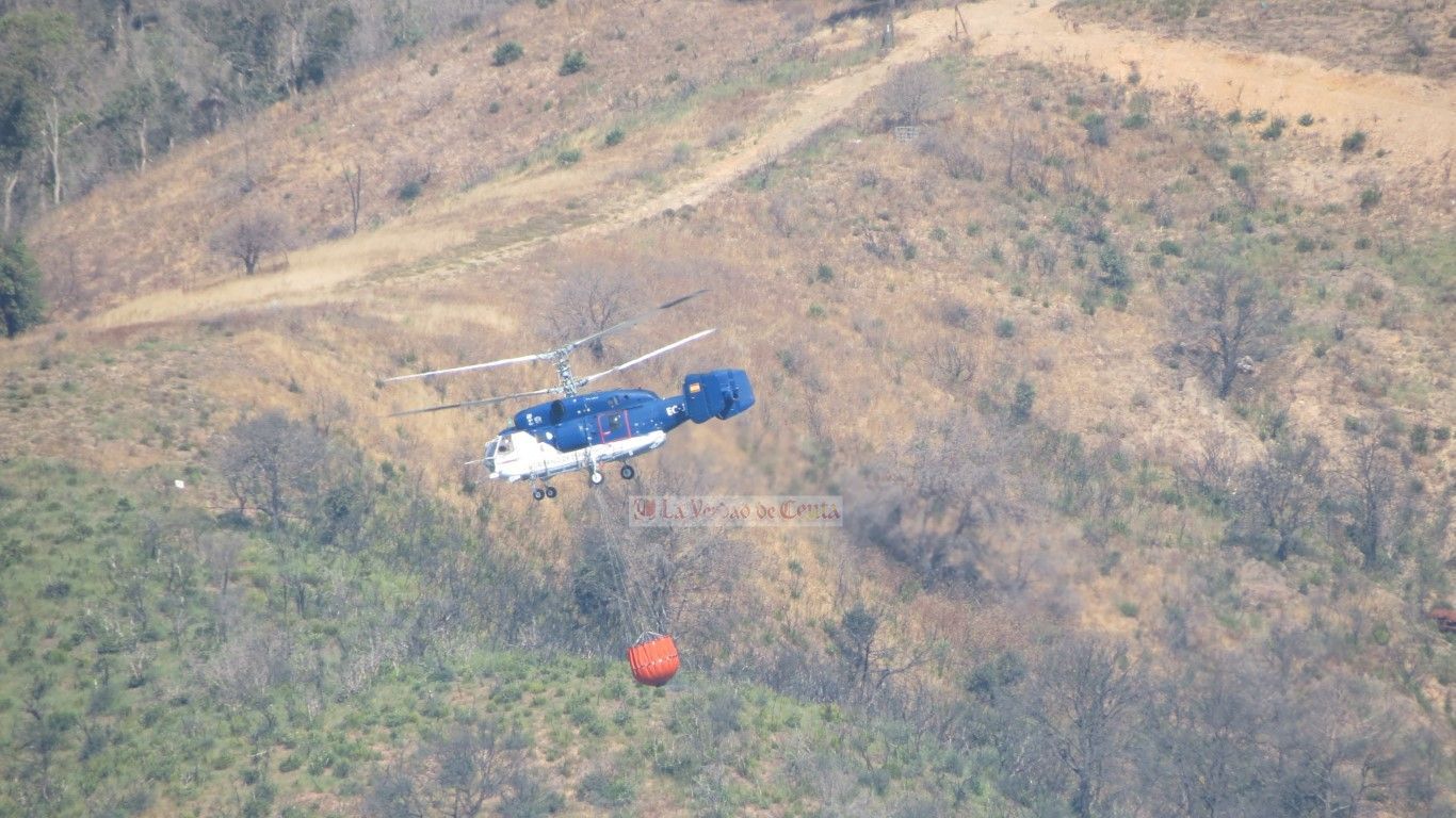 El helicóptero del Ministerio de Agricultura ya está trabajando sobre el incendio