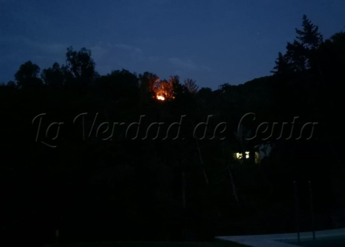 El incendio de Calamocarro, prácticamente extinguido, se resiste a desaparecer