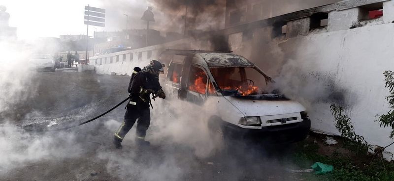 Los vándalos prenden fuego a una furgoneta blanca abandonada cerca de la Iglesia del Carmen