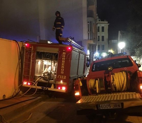 Los bomberos sofocan un incendio junto a la iglesia del Valle