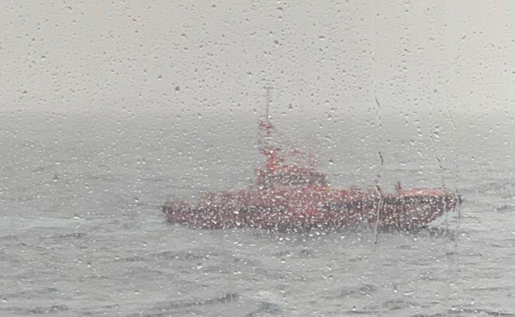 Rescatados 48 inmigrantes en una patera en el Estrecho