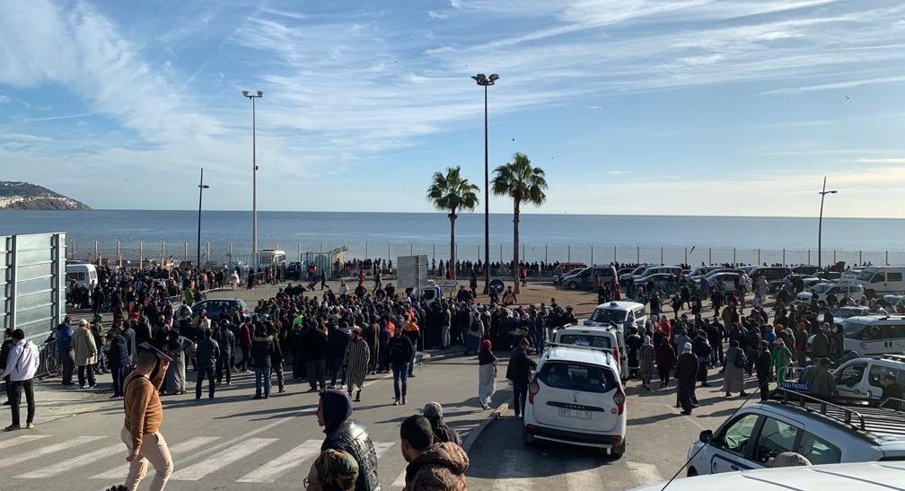 Cerca de 2.000 porteadores protestan en la frontera marroquí por la suspensión del porteo