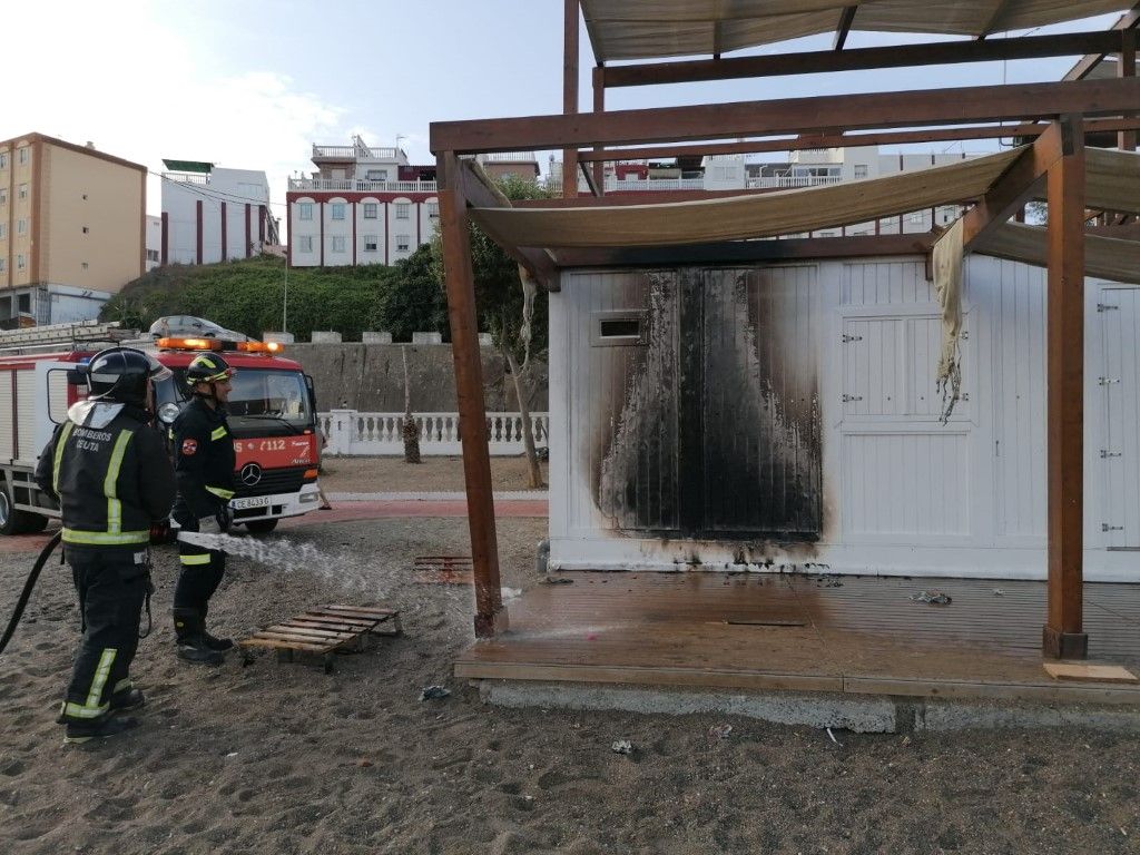Otro acto vandálico daña seriamente el módulo de servicios de Playa Benítez
