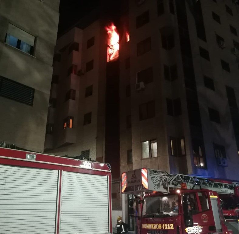 El SEIS controla el incendio en la calle Linares, producido en la cocina de una vivienda 