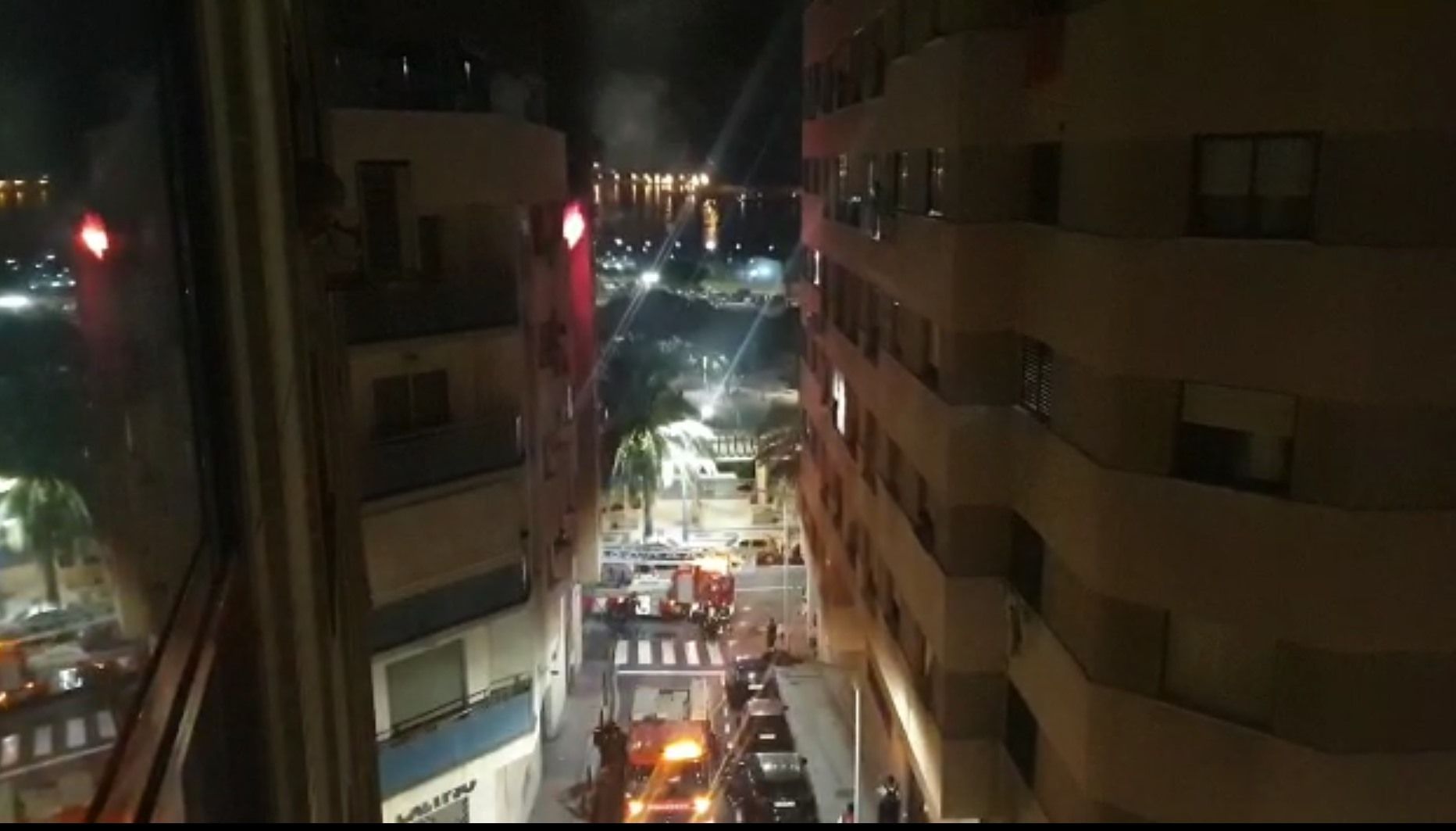 Los bomberos intentan sofocar un incendio en una vivienda en la calle Linares. Imágenes: redes sociales