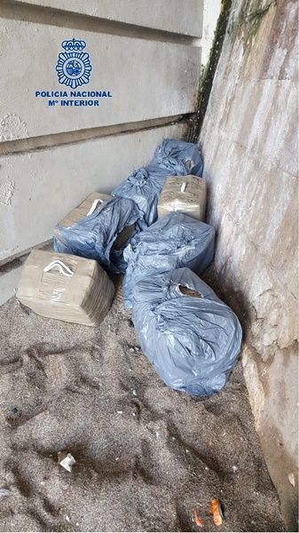 La Policía Nacional localiza siete fardos de hachís en la playa de la Ribera