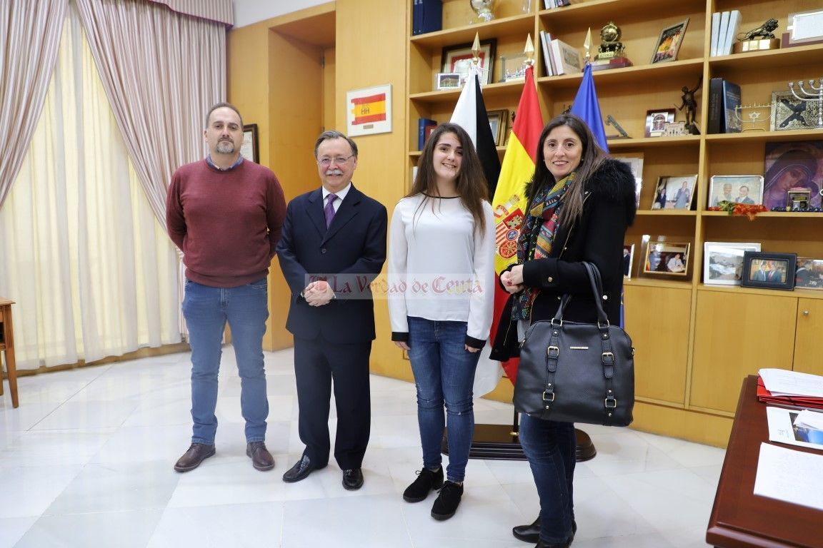 Vivas recibe a Andrea Vivo, ganadora ceutí del certamen ‘Qué es un rey para ti’