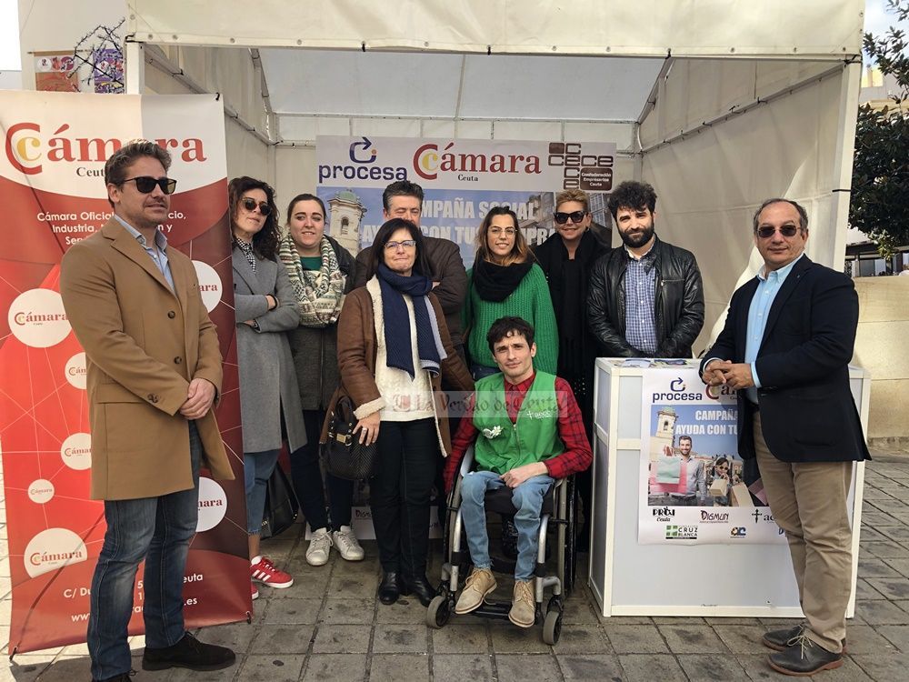 Bulaix y Damwhani junto a los responsables de las asociaciones que beneficiará la campaña.