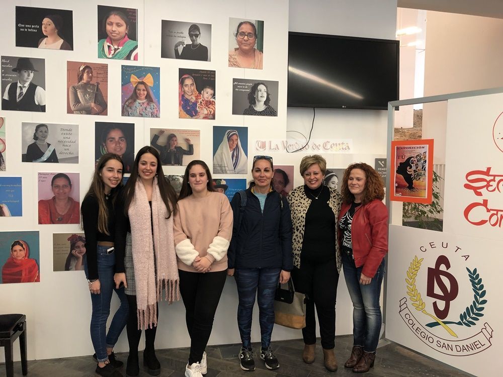 La exposición está compuesta por retratos de alumnas y profesoras caracterizadas de grandes mujeres.