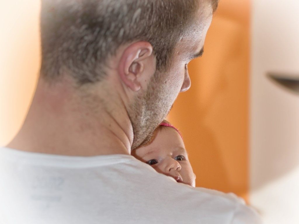 La ampliación del permiso de paternidad a ocho semanas es una realidad a partir de este lunes