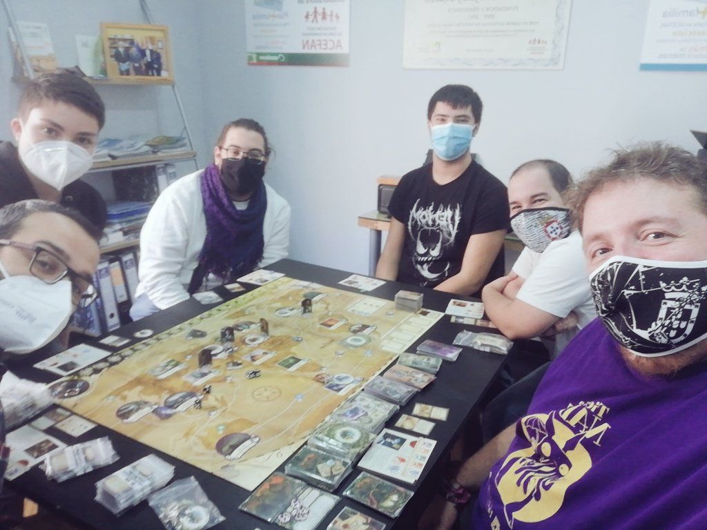 Los juegos de mesa no faltan en la cita anual por ‘Halloween’