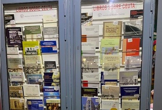 El IEC traslada su exposición de libros sobre Ceuta frente a la escultura de Calipso