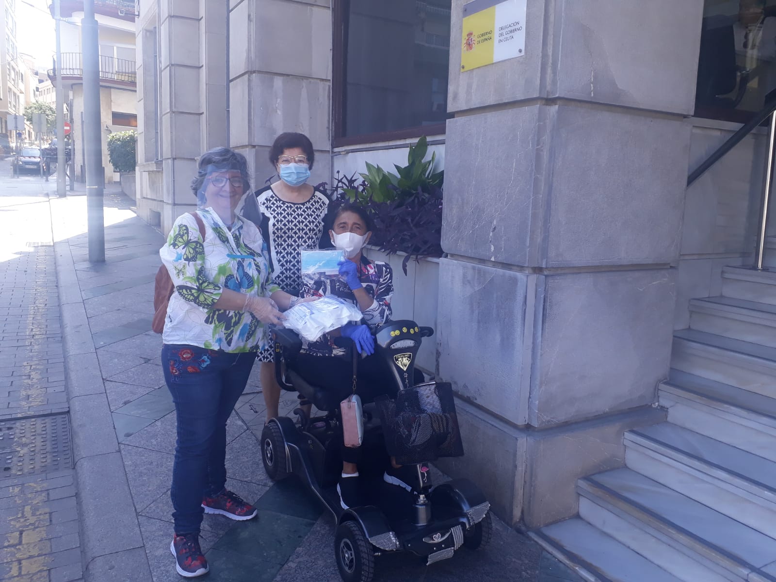 La delegación del Gobierno hace entrega de mascarillas a los taxistas y a CERMI