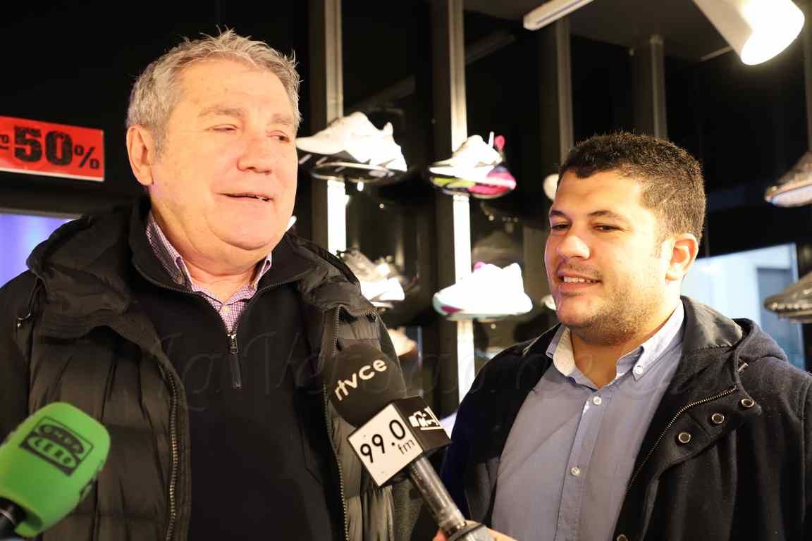 África Domínguez gana el sorteo de la motocicleta de la campaña navideña del Centro Comercial Abierto