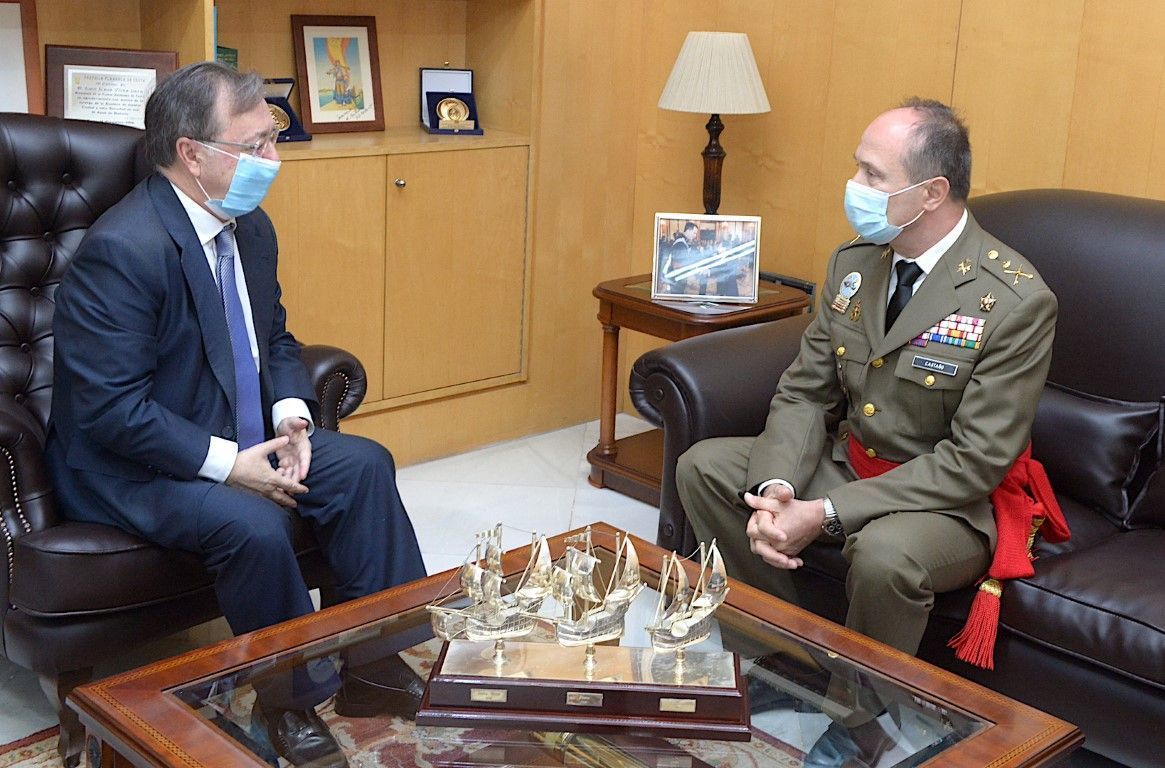 El General 2º Jefe de la Comandancia General se reúne con Juan Vivas y Salvadora Mateos