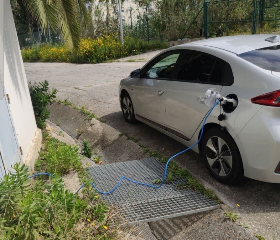 Un capitán de Caballería estaría recargando sus vehículos con electricidad del cuartel
